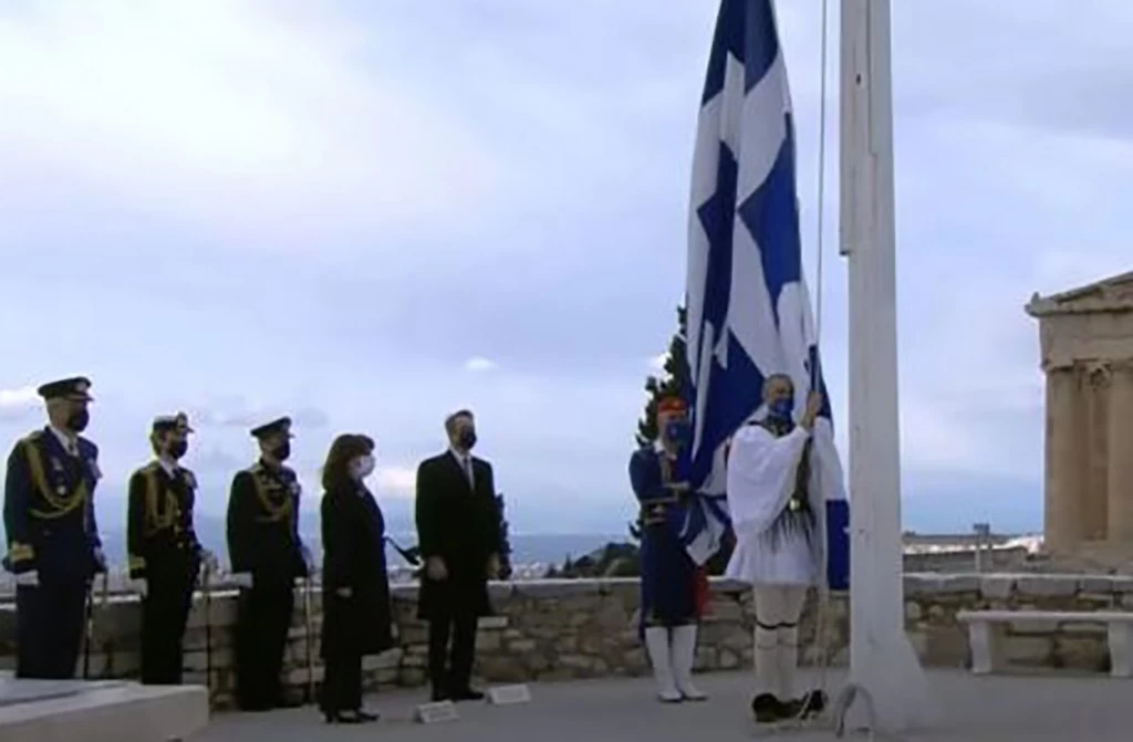 Καθήλωσε η έπαρση της σημαίας: Η γαλανόλευκη στον Ιερό Βράχο της Ακρόπολης [βίντεο]